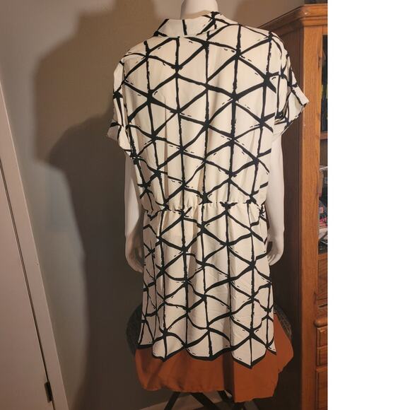 Chic Black and White Geometric Midi Dress - Picture 2 of 12